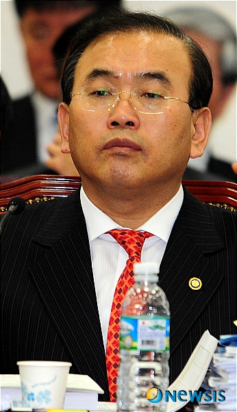 의원들 질의 경청하는 박영준 제2차관