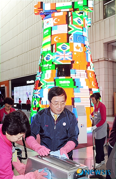 미화작업에 나선 홍성원 사장