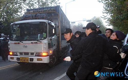 철거반원과 몸싸움 벌이는 철거민들