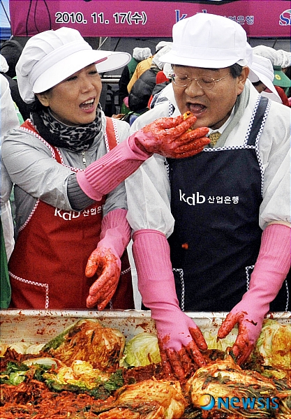 김장김치 맛보는 민유성 산업은행장