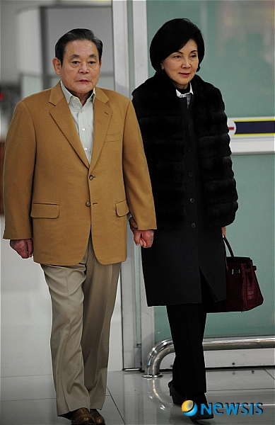이동하는 이건희, 홍라희 부부