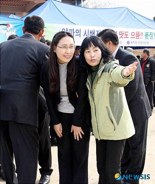 창녕서 설명든는 조해진 의원 부인 송 욱 여사
