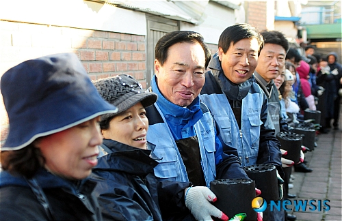 사랑의 연탄배달 나선 최진호 의원