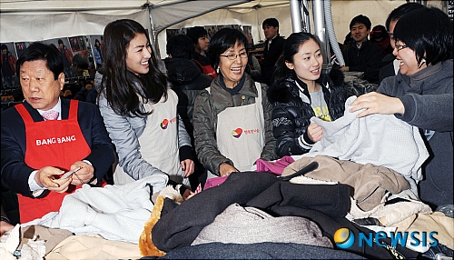 따뜻한 겨울 자선 바자회와 함께