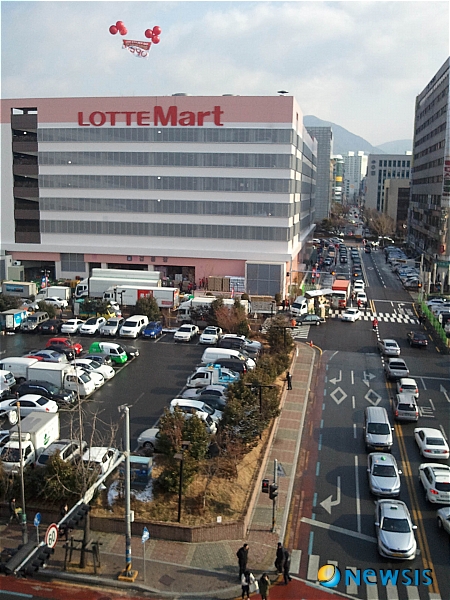롯데마트 창원중앙점 개점 이틀째, 교통혼잡 극심
