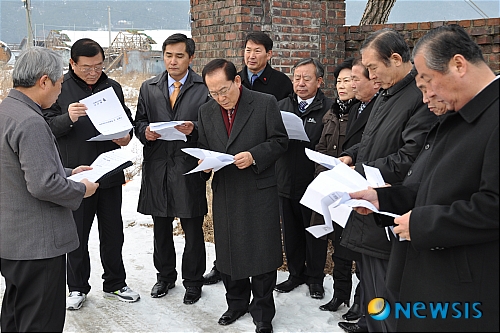 이회창, 충남도청신도시 건설현장입구 구제역 방역초소 찾아