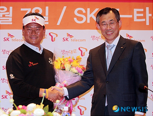 악수를 나누는 최경주와 김준호 SK텔레콤 GMS 사장