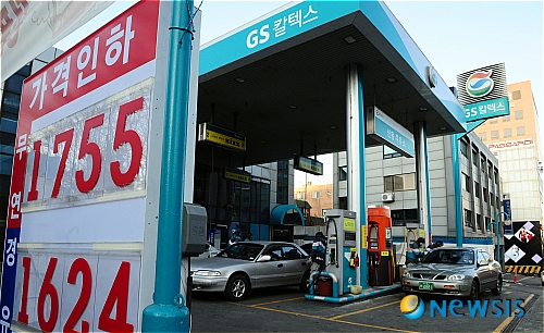 휘발유 가격 인하하니... 손님 많네