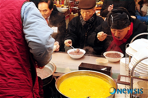 중부시장 찾아 팥죽 맛보는 이재오 특임장관