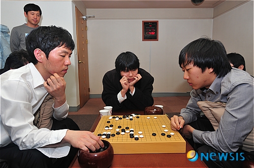 국수전 4국 복기하는 최철한과 이창호