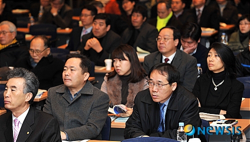 중소기업 글로벌화 지원전략 경청하는 중소기업인들