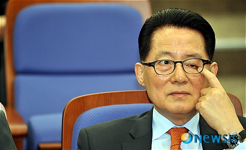눈 만지는 박지원 원내대표