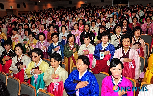 일성여자중고등학교, 한복 졸업식 열어