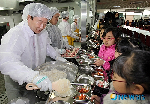 밥 퍼주는 우건도 충주시장