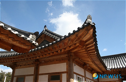 봄날 한옥학교의 아름다운 전경