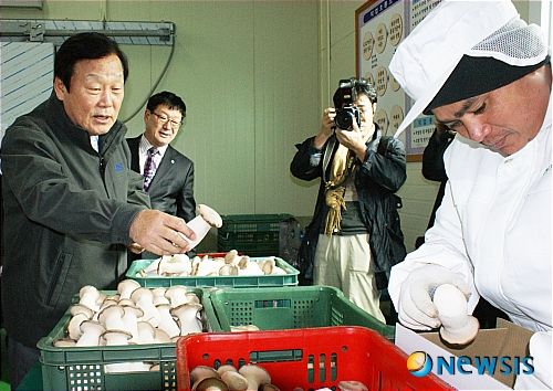 애로사항 청취하는 성무용 천안시장