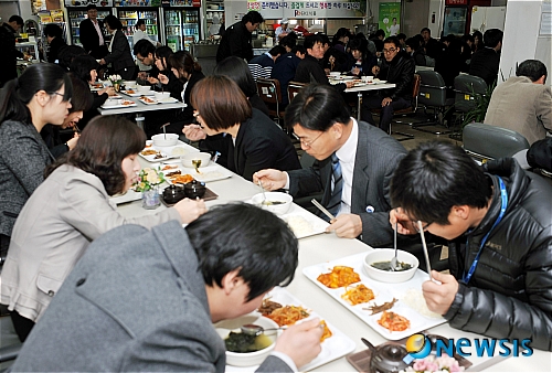 북적이는 음성군청 구내식당