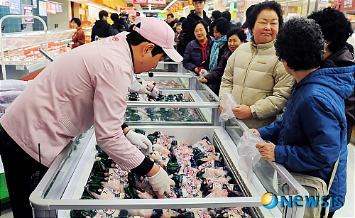착한 치킨 준비하는 직원들