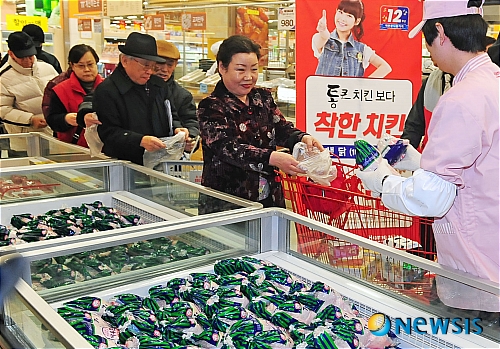 착한 치킨 구매하는 시민들