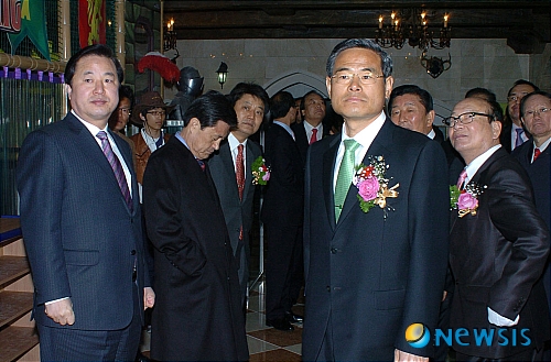 서로 다른 곳 바라보는 부산시장과 경남지사