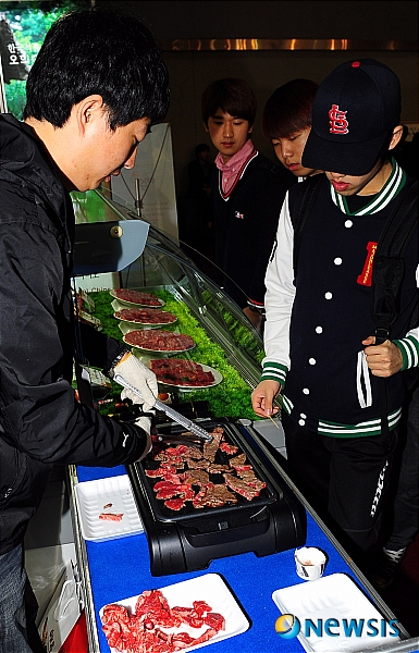 거창 한우 시식하는 관람객들