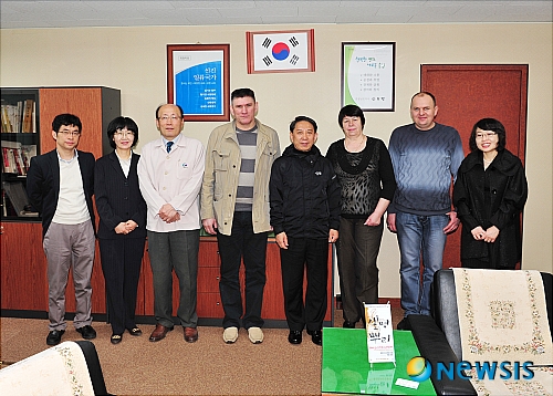 러 의원 일행 버섯재배 신기술 배우러 왔어요