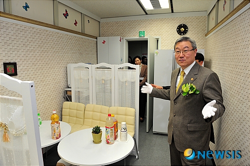 다솜방 둘러보는 김성환 장관