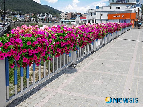 사천시, 꽃 난간걸이 화분 설치
