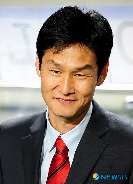 밝은표정의  FC서울 최용수감독대행