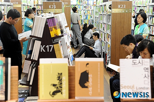 더위 피해 서점 찾은 시민들