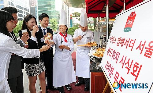신선한 샌드위치와 모닝커피
