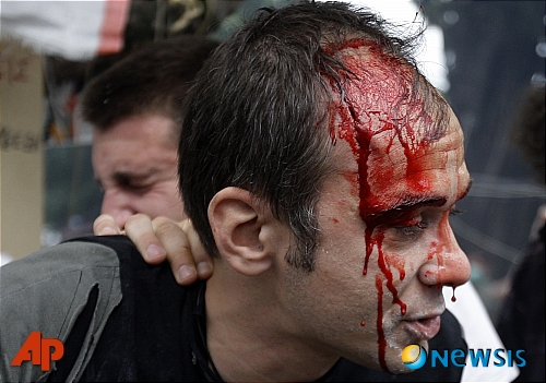 유혈 낭자한 그리스 시위대