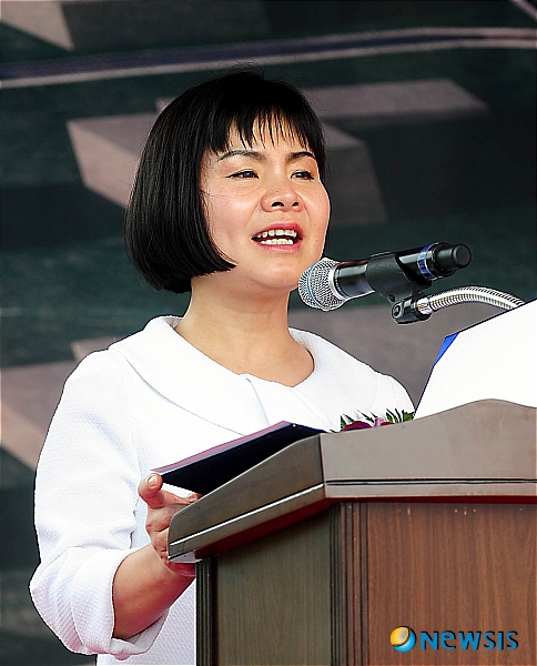 경과보고하는 윤미량 하나원장