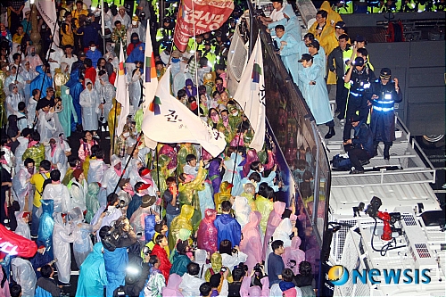 희망버스 경찰과 밤샘 대치
