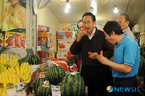 우림시장 수박 맛보는 이명박 대통령