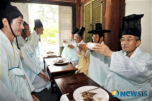 향음주례에 참석한 김준영 성균관대 총장