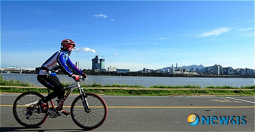 파란 하늘 보며