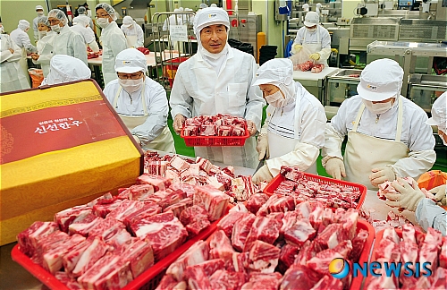 포장 과정 살피는 최병렬 대표