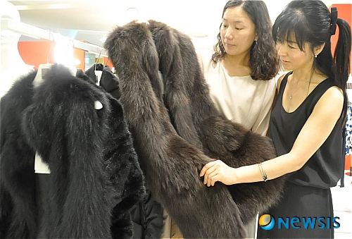 한 여름에 구입하면 더 싸요…백화점 역시즌 마케팅 활발