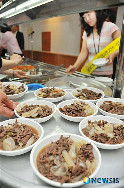 구내식당에 한우 불고기가 가득~