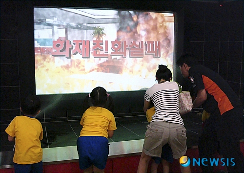 소화기 체험하는 성결유치원 원생들