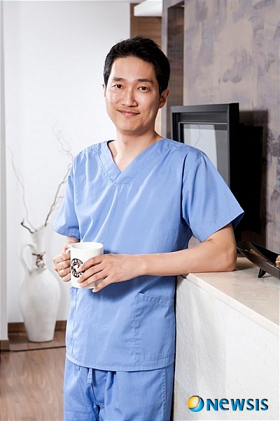 넓은 이마 잡아주는 헤어라인 모발이식 눈길