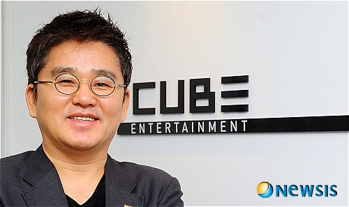 밝은 표정의 홍승성 큐브엔터테인먼트 대표