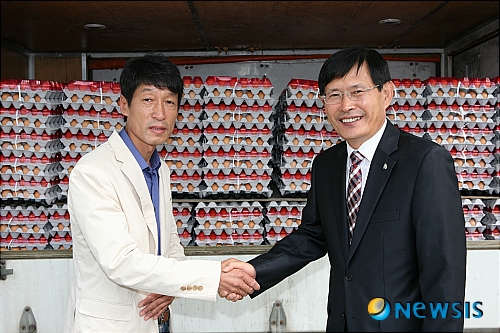 부자양계 영농조합 대표 김영철씨  인삼계란 1000판 금산군에 기탁