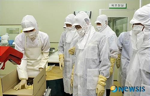 센터 시설투어 하는 관계자들