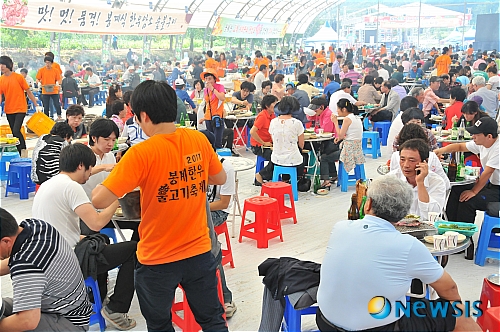 수백명이 한꺼번에 한우 불고기~