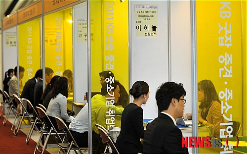 컨설팅 받는 취업준비생들