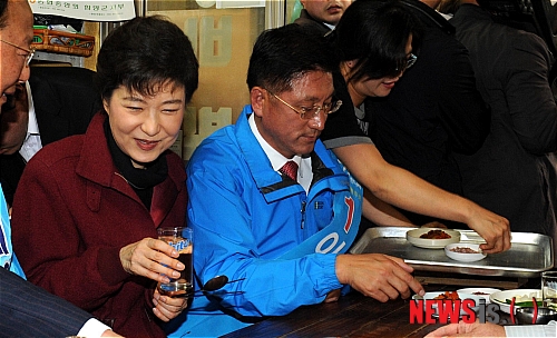 함양 시장 순대국집에서 식사한는 박근혜 전 대표