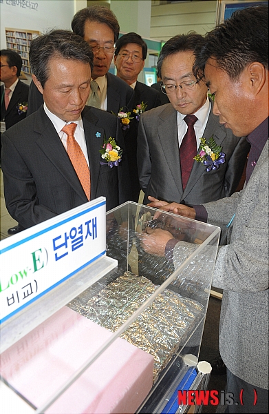 제품 설명 경청하는 국토해양부 장관