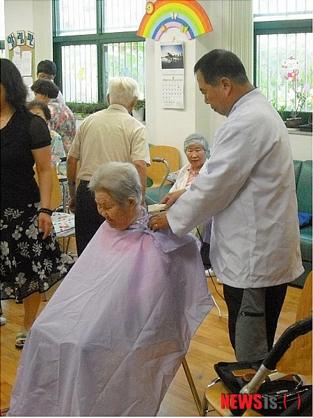 수년째 가위로 사랑 전하는 경찰관 화제